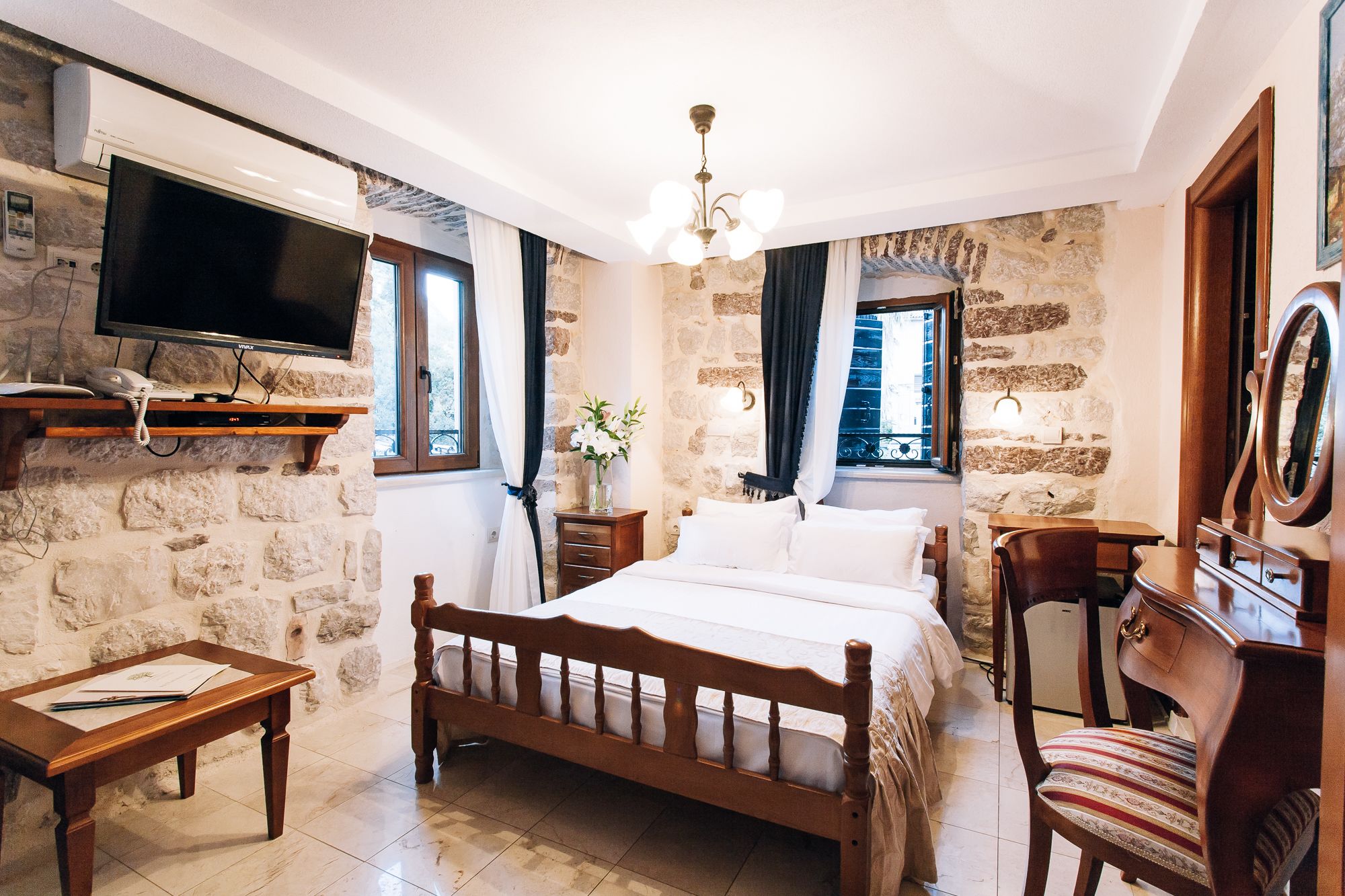 double room | minibar, in-room safe, desk, soundproofing