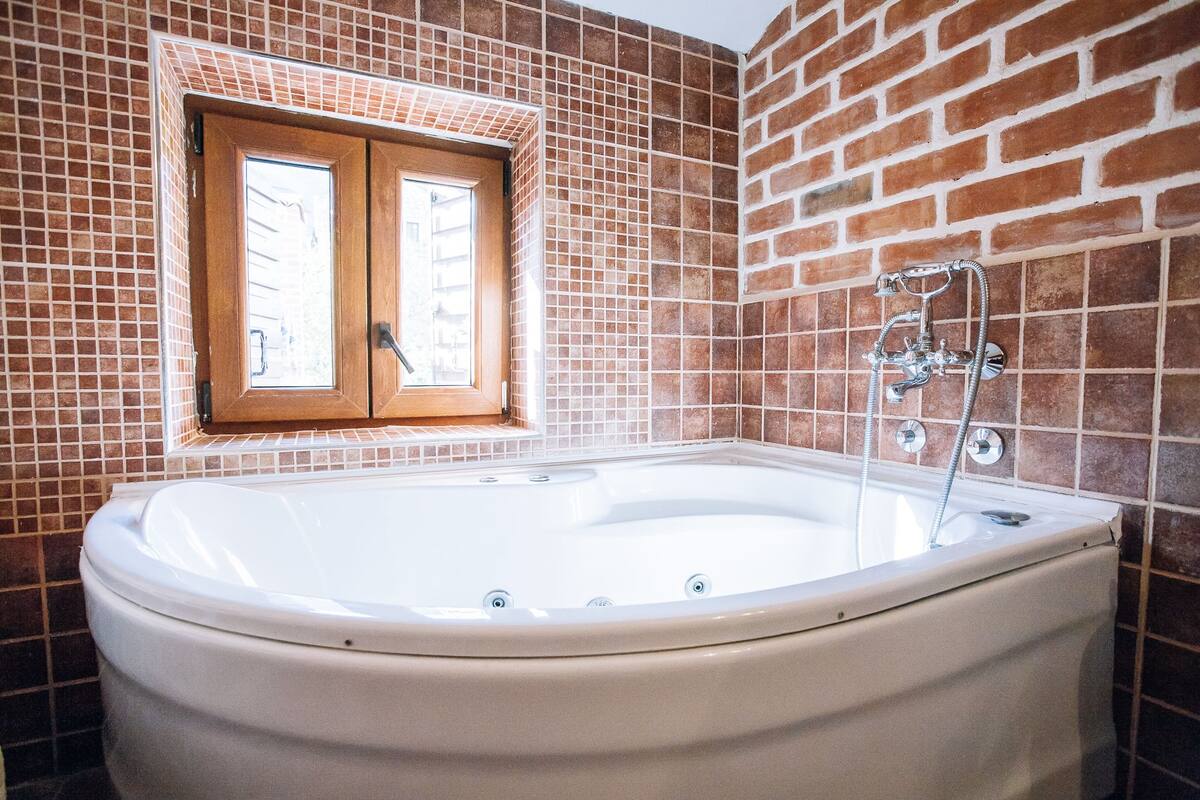 family suite, terrace | bathroom amenities | combined shower/bathtub, designer toiletries, hair dryer, bathrobes