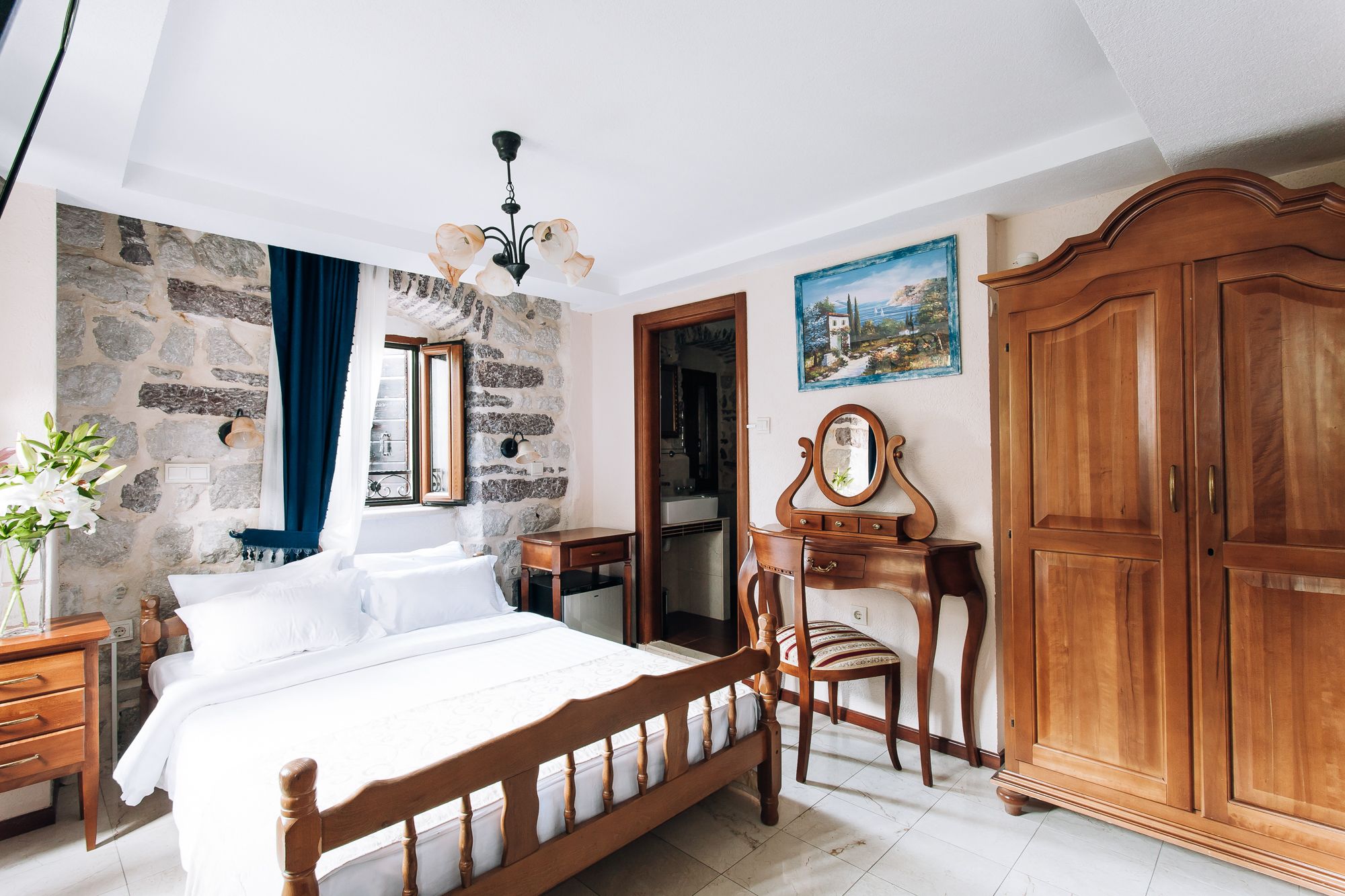 double room | minibar, in-room safe, desk, soundproofing