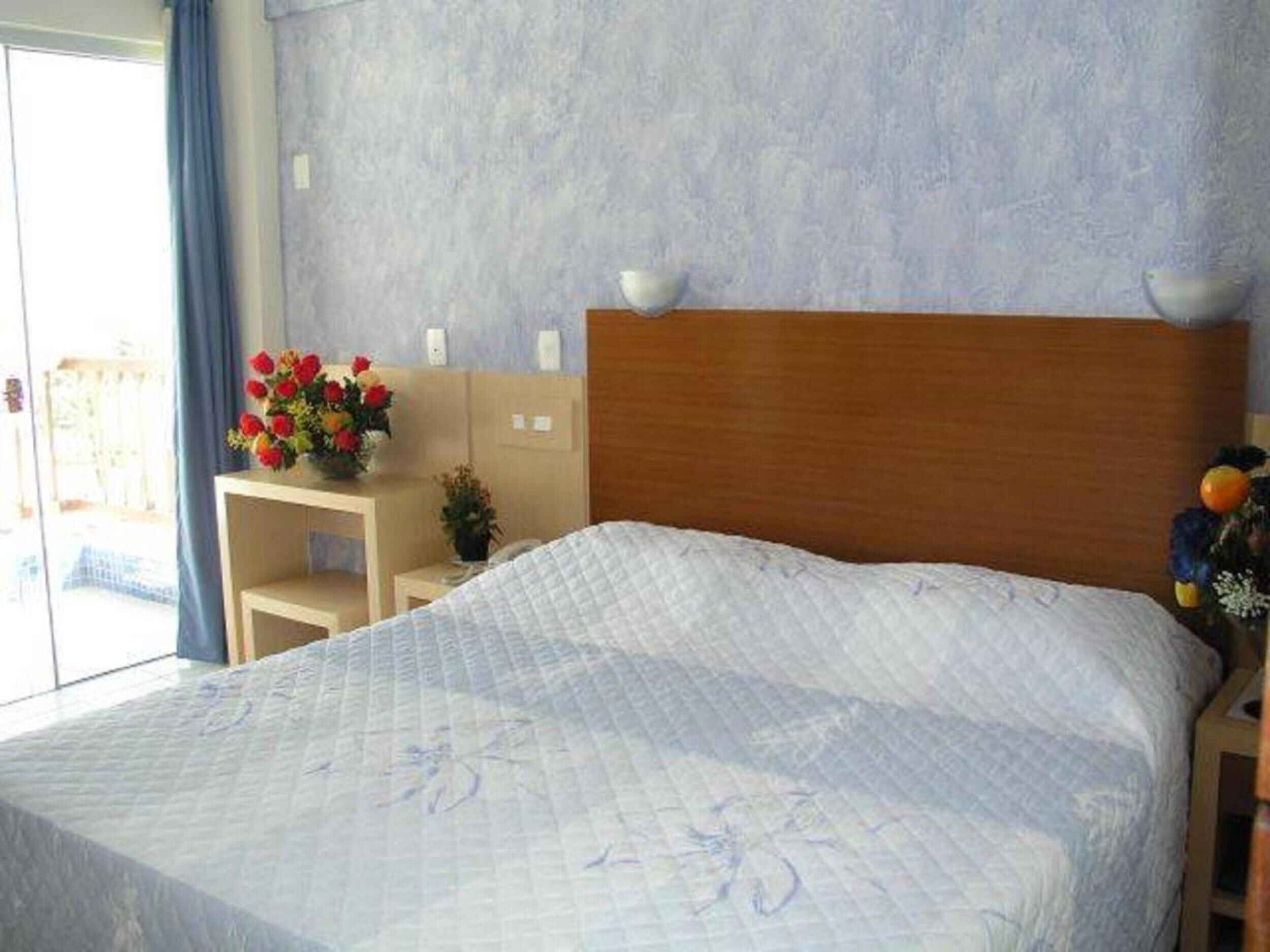 minibar, in-room safe, free wifi, bed sheets