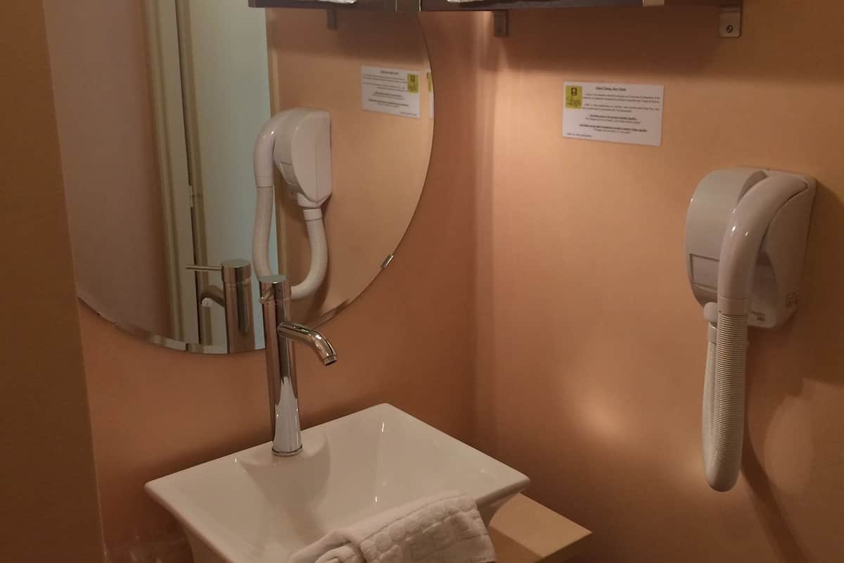 shower, rainfall showerhead, free toiletries, hair dryer