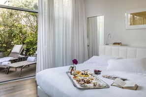 Gran Prestige Terrace Suite | Premium bedding, down comforters, memory foam beds, minibar