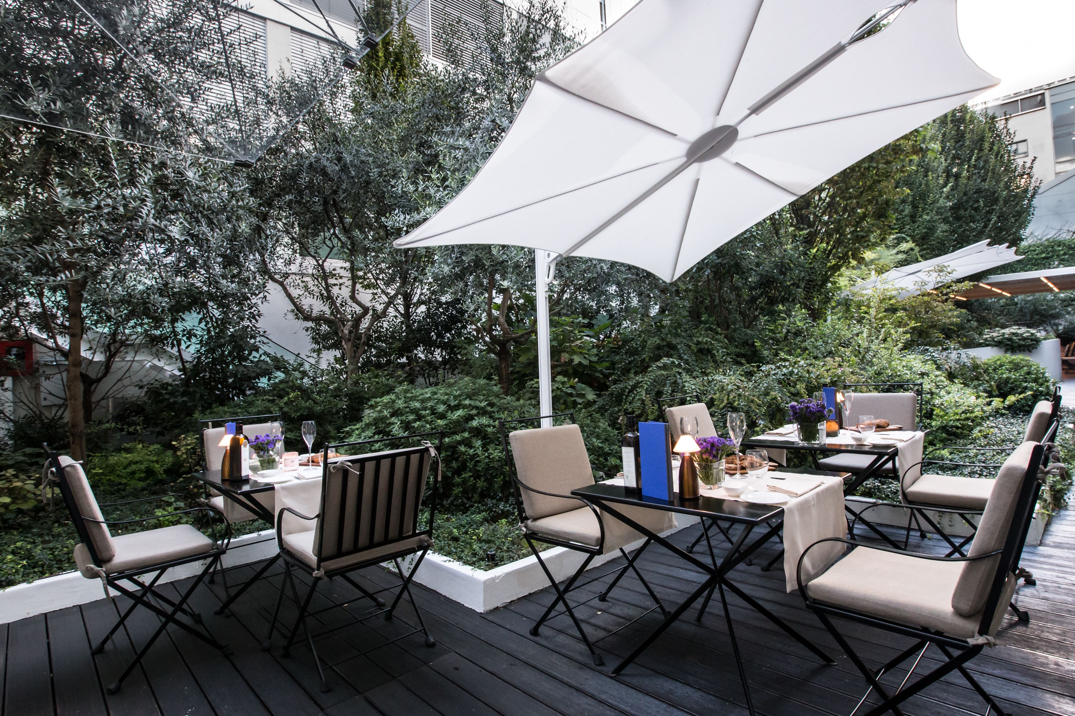 lobby lounge, garden views, open daily