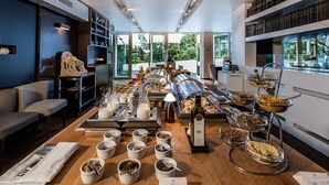 Un buffet proposant divers plats et une bouteille de vin.
