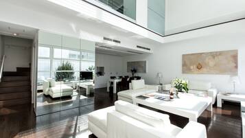 Presidential-Suite | Wohnbereich | 46-Zoll-LCD-Fernseher mit Satellitenempfang, Fernseher, Pay-TV