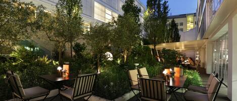 Lobby lounge, garden views, open daily