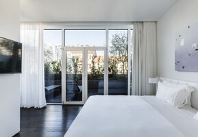 Prestige Terrace Suite | Luxe beddengoed, donzen dekbedden, bedden met traagschuimmatras