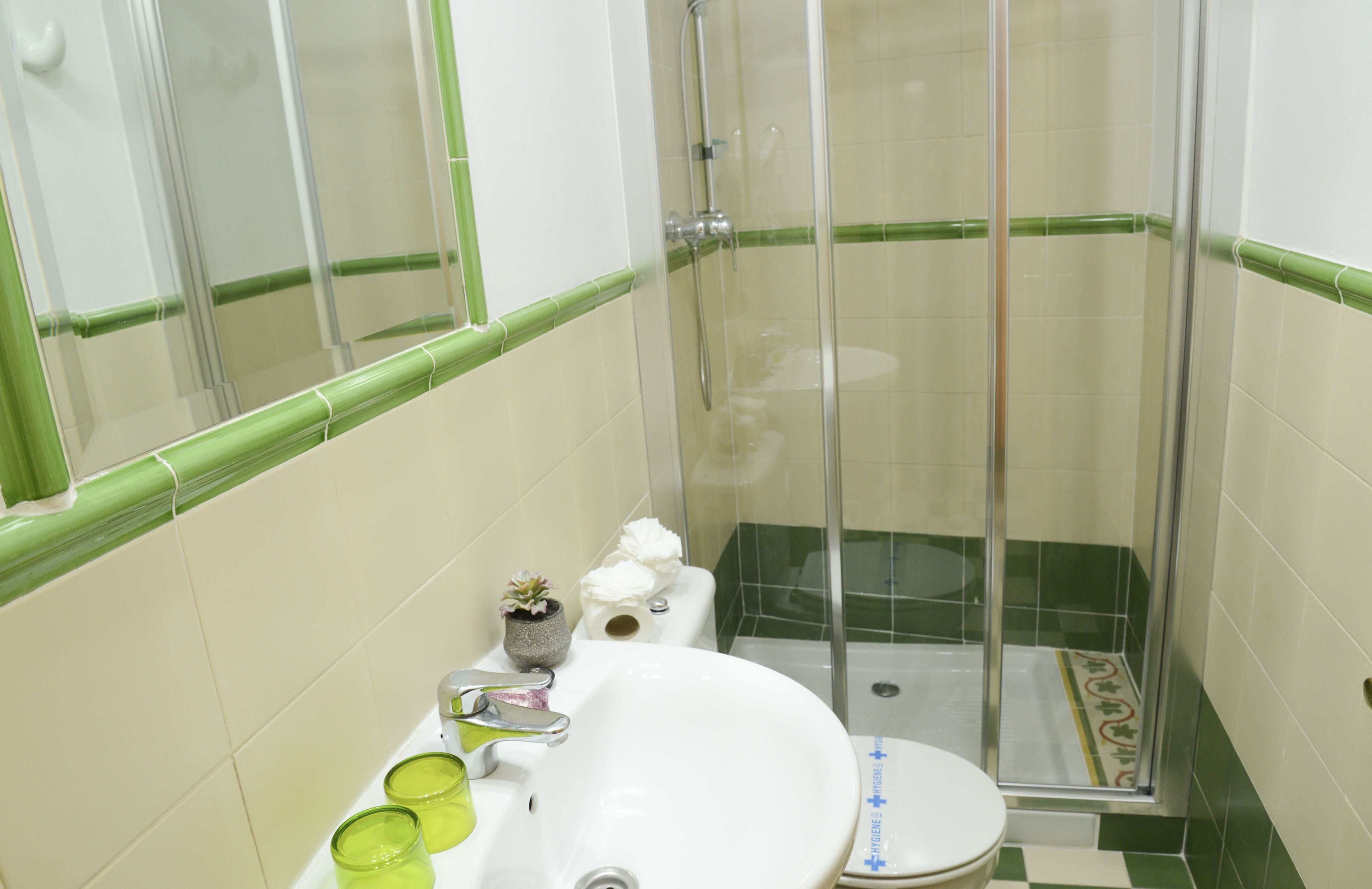 Ducha, artículos de tocador gratuitos, toallas