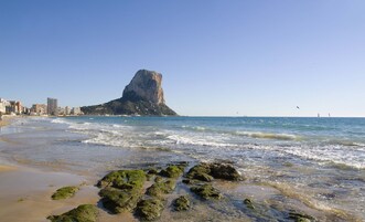 Ubicación cercana a la playa, arena blanca y cabañas de playa