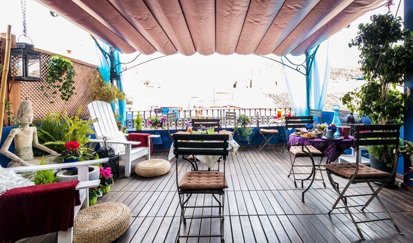 An outdoor patio with wooden flooring, seating arrangements, and potted plants. - Terra de Mar Boutique Calpe (Calpe)