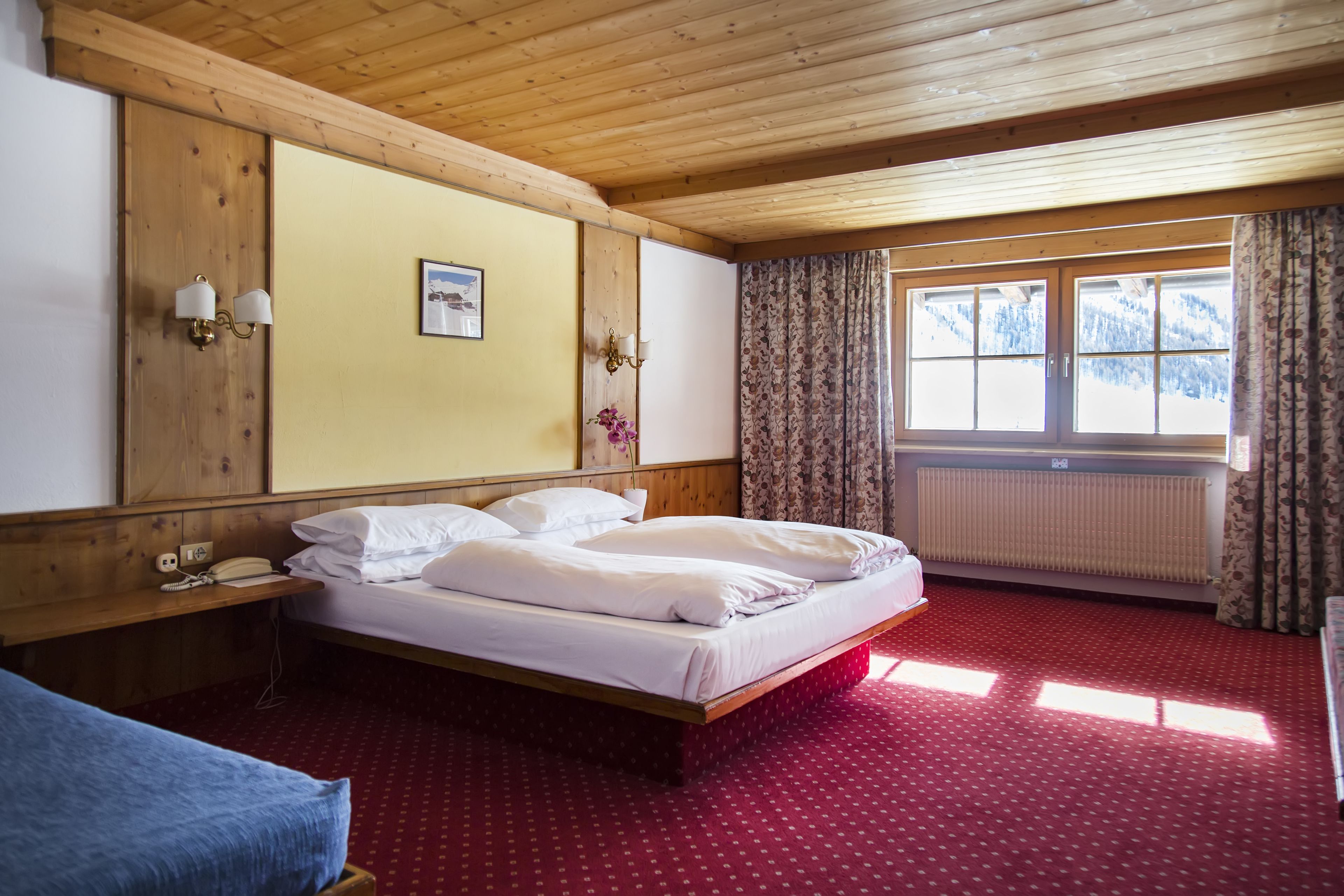 in-room safe, desk, bed sheets