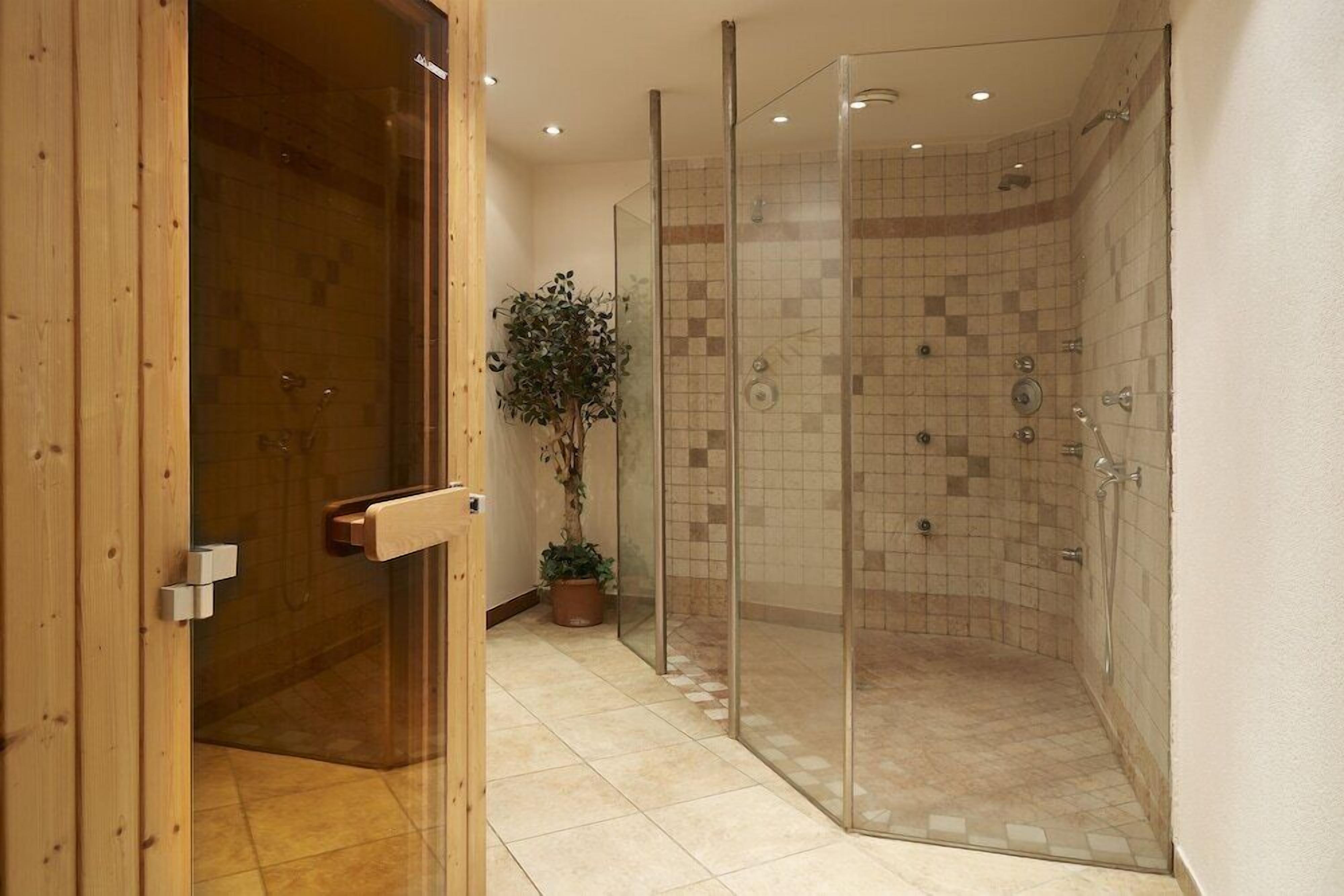 Dusche, kostenlose Toilettenartikel, Haartrockner, Handtücher