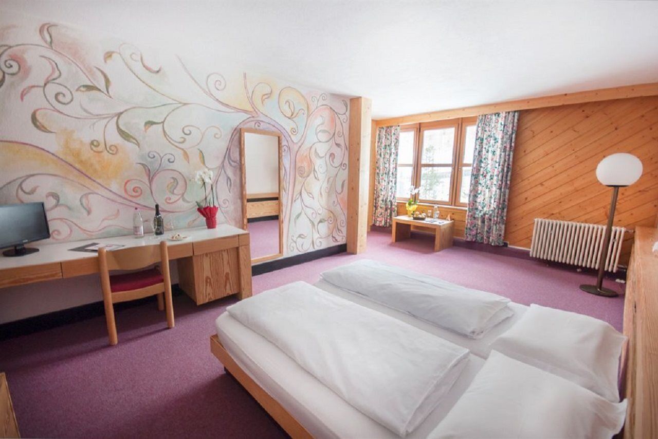 In-room safe, desk, bed sheets