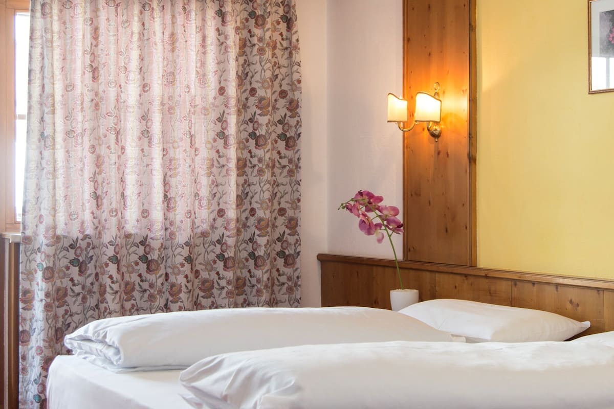 in-room safe, desk, bed sheets