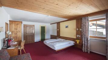 Zimmersafe, Schreibtisch, Bettwäsche