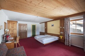 In-room safe, desk, bed sheets