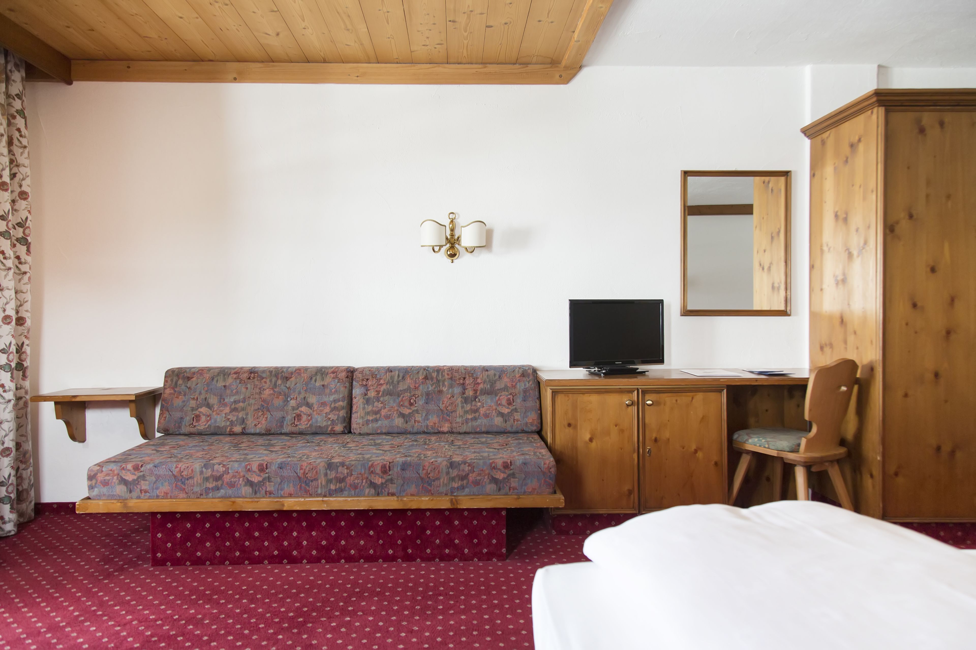 in-room safe, desk, bed sheets