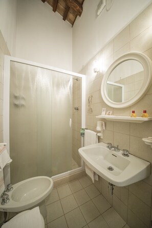 Superior Triple Room | Bathroom | Shower, free toiletries, hair dryer, bidet