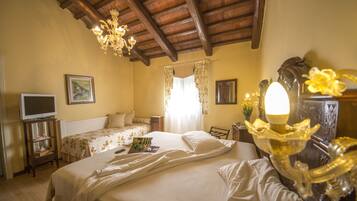 Chambre Triple Supérieure | Draps italiens Frette, couette en duvet d'oie, surmatelas