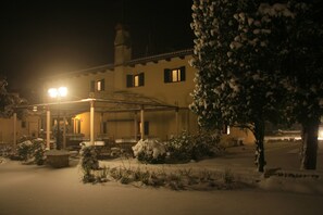 Front of property – evening/night - Hotel La Rescossa (Mira)