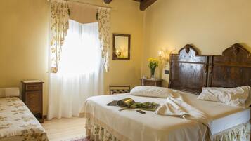 Chambre Triple Supérieure | Draps italiens Frette, couette en duvet d'oie, surmatelas