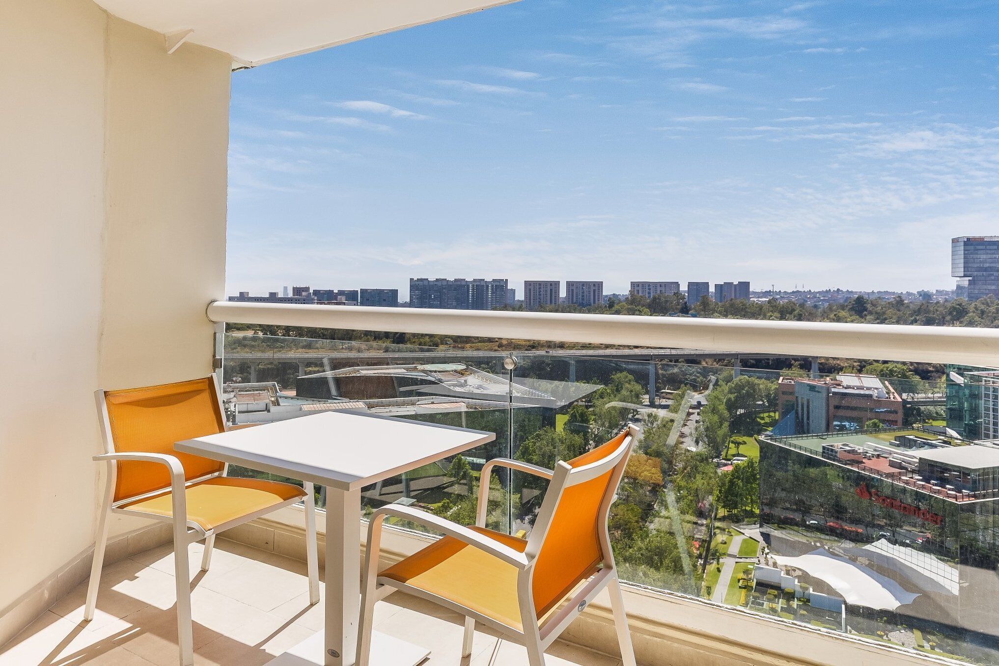 Caja de seguridad en la habitación, escritorio y ropa de cama 