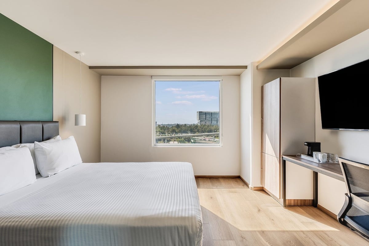 Habitación estándar, 1 cama Queen size | Caja de seguridad en la habitación, escritorio y ropa de cama