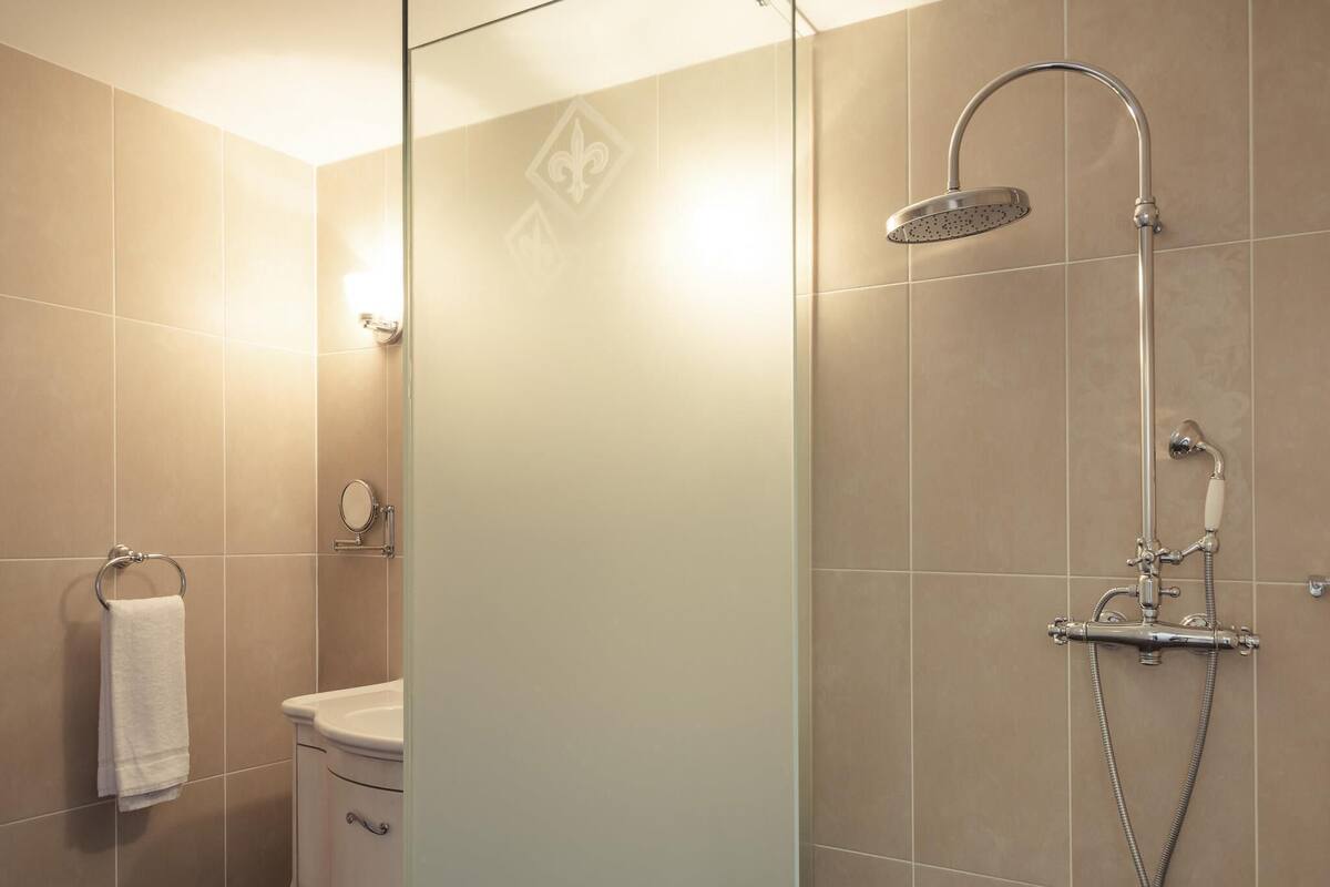 Ein modernes Badezimmer mit Dusche, Toilette und Handtuchhalter.