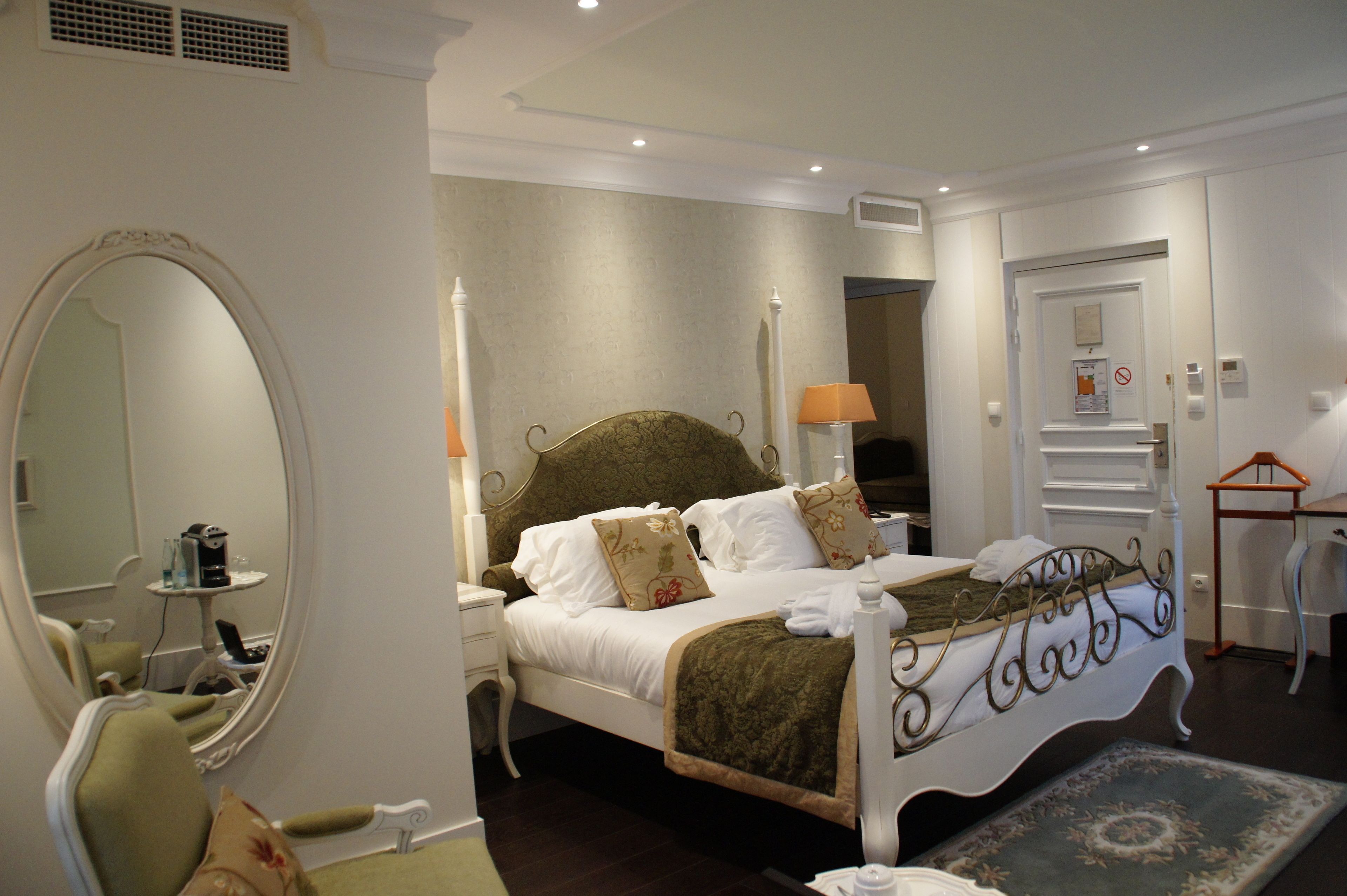 minibar, in-room safe, individually decorated, individually furnished