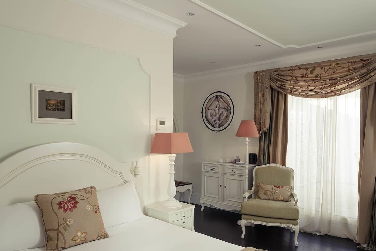 Classic Room, 1 Double Bed | Minibar, in-room safe, individually decorated, individually furnished