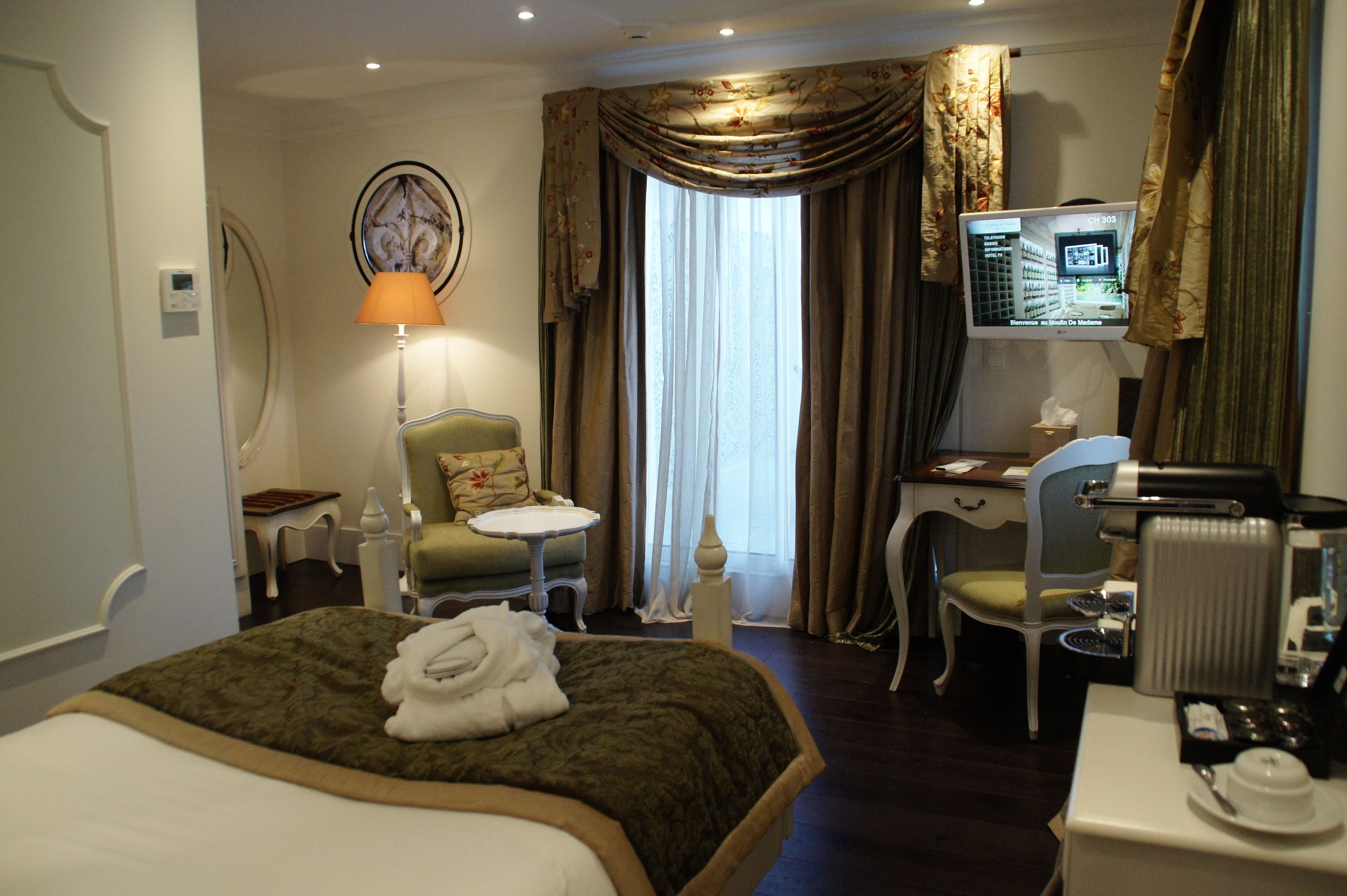 standard double room | minibar, in-room safe, individually decorated, individually furnished