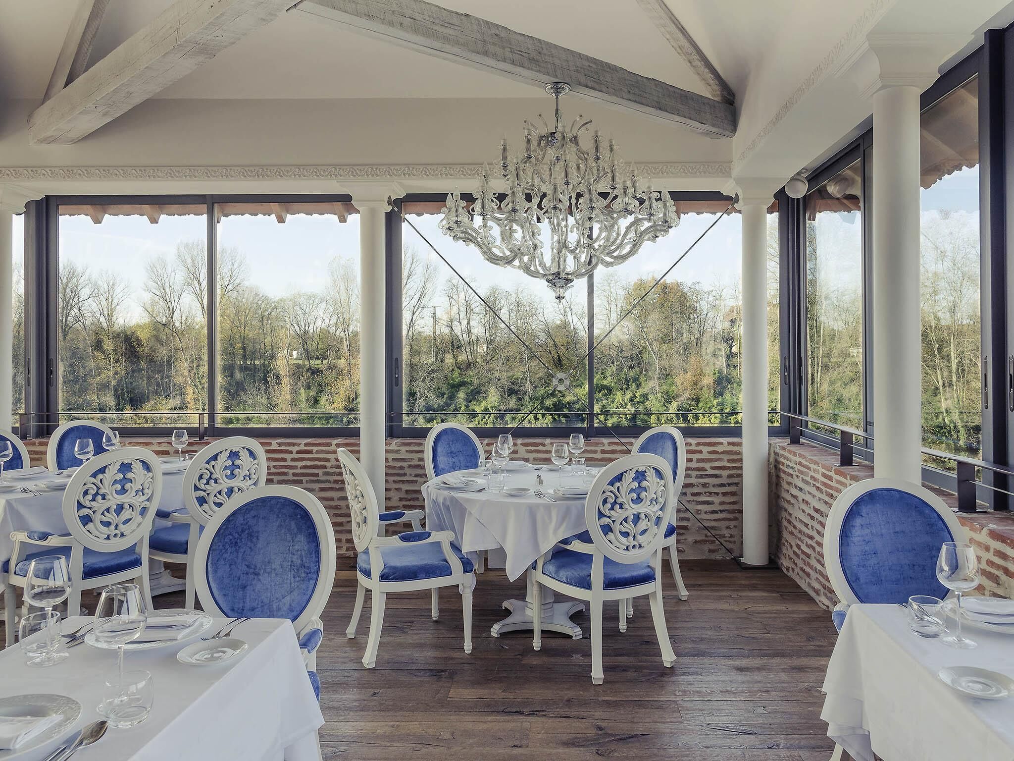 Breakfast, lunch, dinner served; French cuisine 