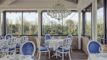 Serveert ontbijt, lunch, diner, Franse gerechten