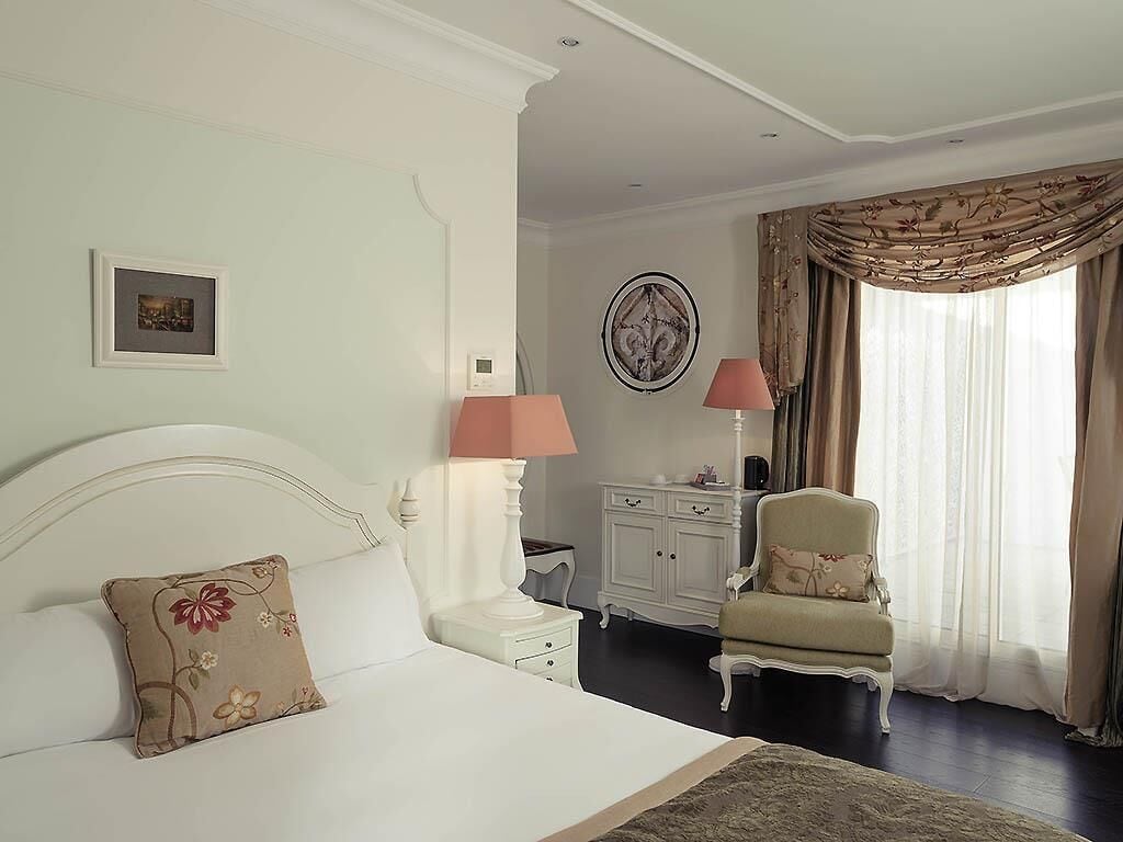 Habitación clásica, 1 cama matrimonial | Minibar, caja de seguridad en la habitación y decoración personalizada 