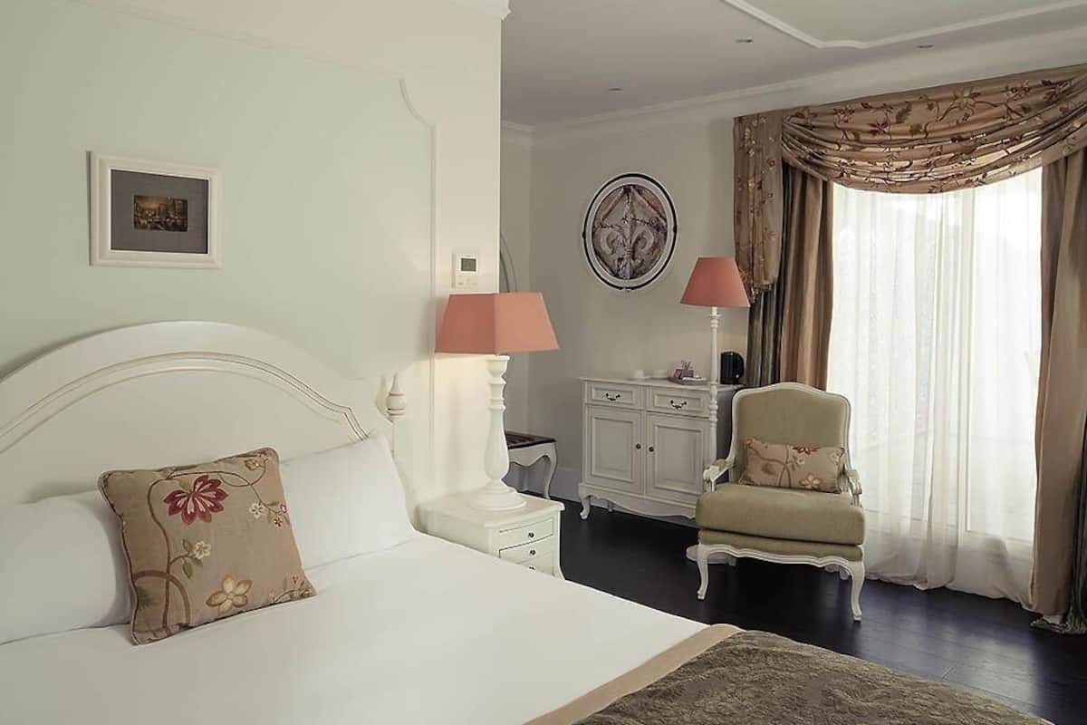 Habitación clásica, 1 cama matrimonial | Minibar, caja de seguridad en la habitación y decoración personalizada