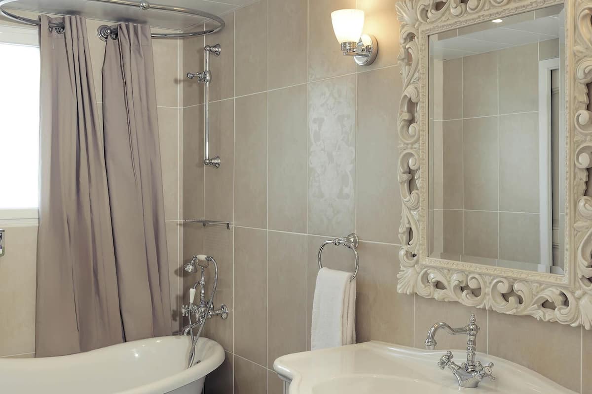 Quarto clássico, 1 cama de casal, terraço | Frigobar, cofres nos quartos, individualmente decorados