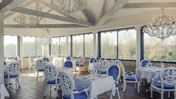 Serveert ontbijt, lunch, diner, Franse gerechten