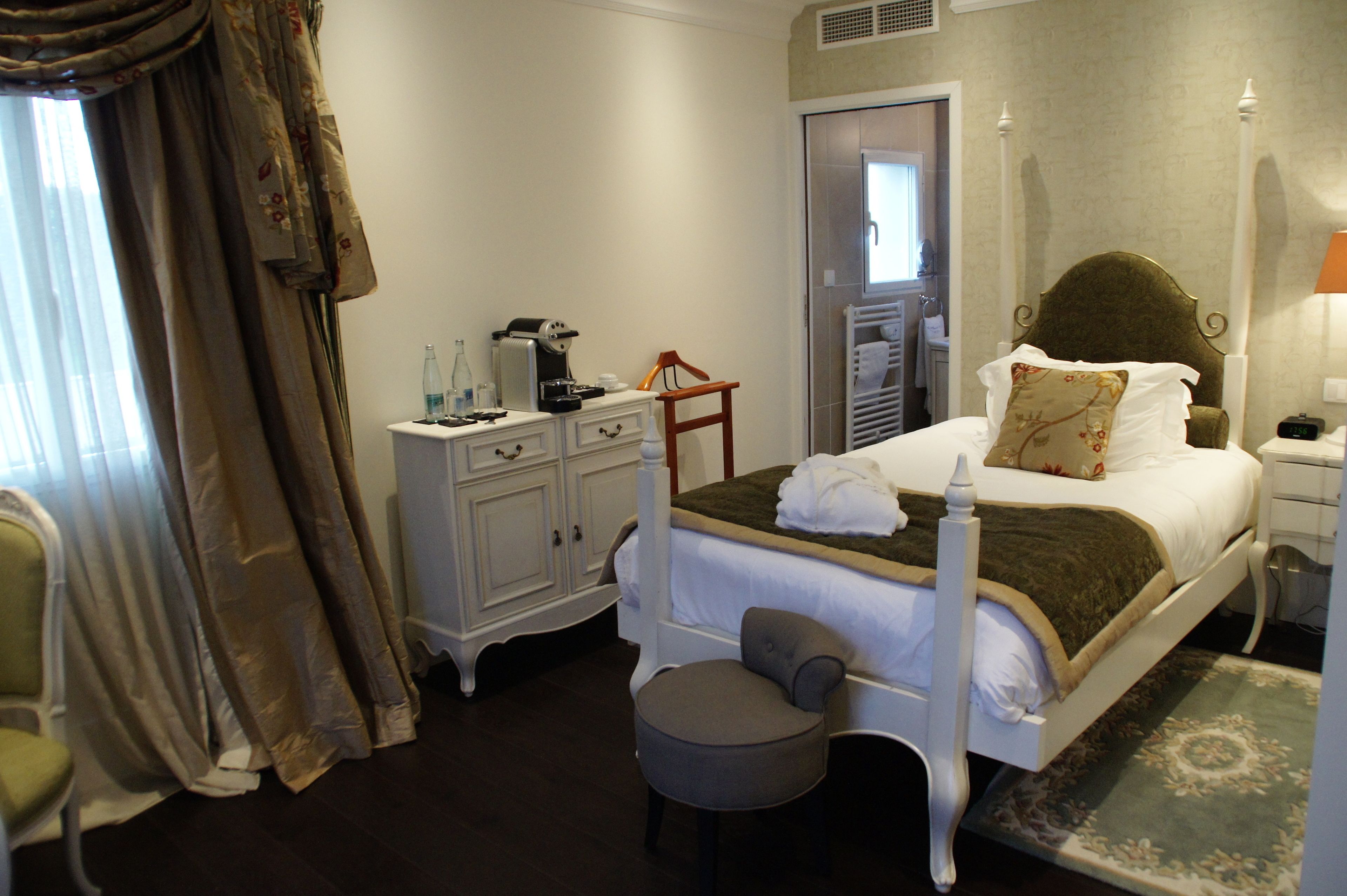 minibar, in-room safe, individually decorated, individually furnished