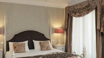 Quarto clássico, 1 cama de casal, terraço | Frigobar, cofres nos quartos, individualmente decorados