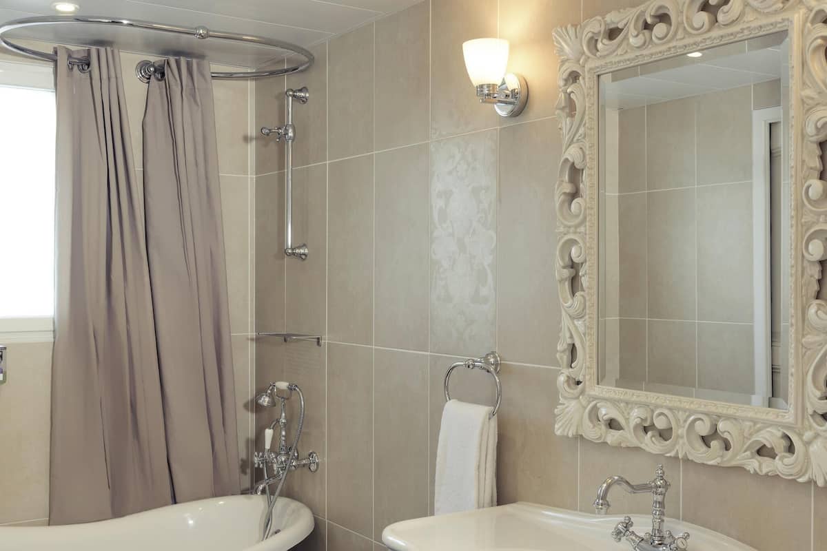 Habitación clásica, 1 cama matrimonial, Terraza | Minibar, caja de seguridad en la habitación y decoración personalizada