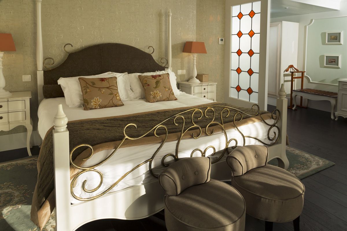 deluxe room | minibar, in-room safe, individually decorated, individually furnished