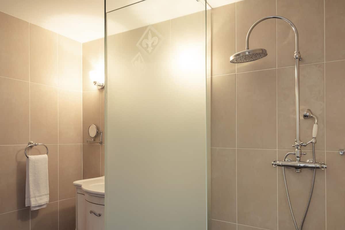 Habitación superior, 1 cama matrimonial, Terraza | Minibar, caja de seguridad en la habitación y decoración personalizada