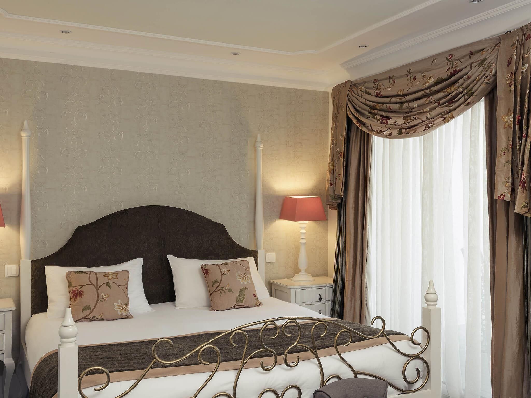 Classic Room, 1 Double Bed, Terrace | Minibar, in-room safe, individually decorated, individually furnished