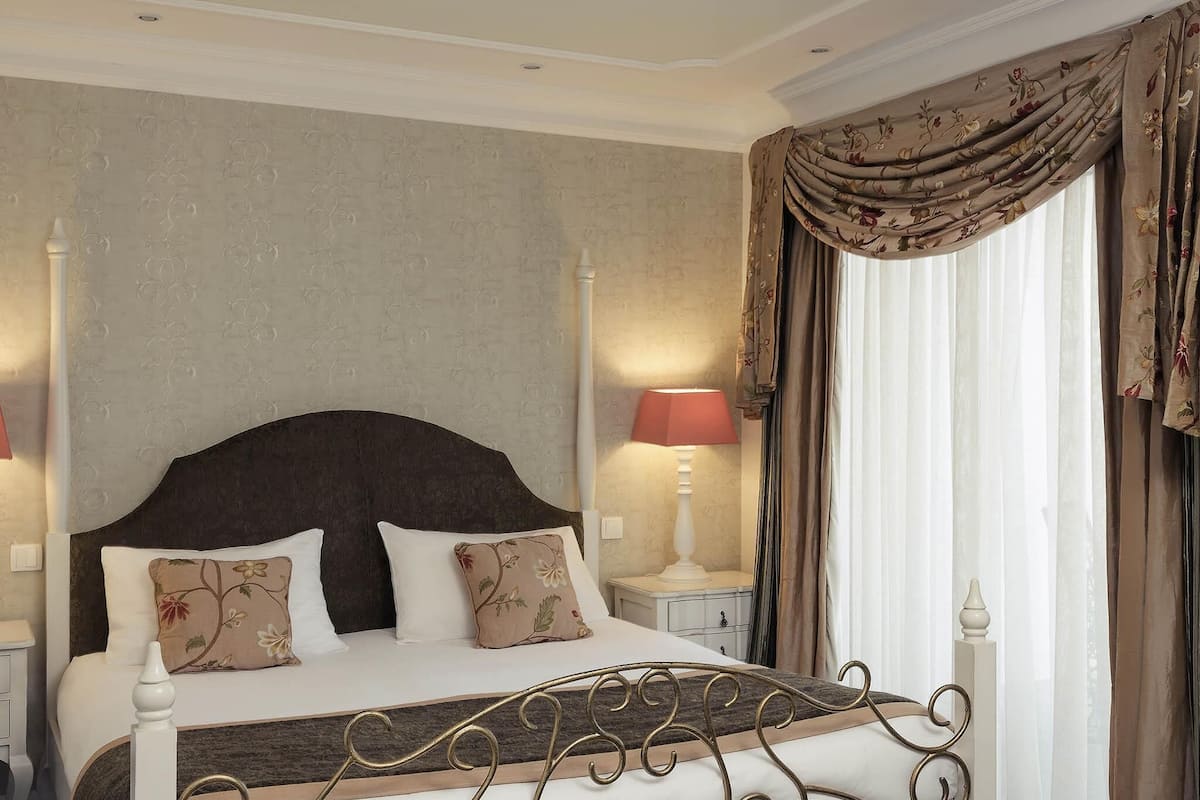 Classic Room, 1 Double Bed, Terrace | Minibar, in-room safe, individually decorated, individually furnished