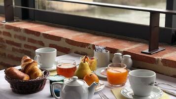 Petit déjeuner buffet (15.50 EUR par personne)