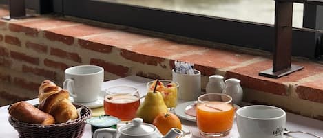 Se ofrece un desayuno bufé todos los días (por un coste adicional)
