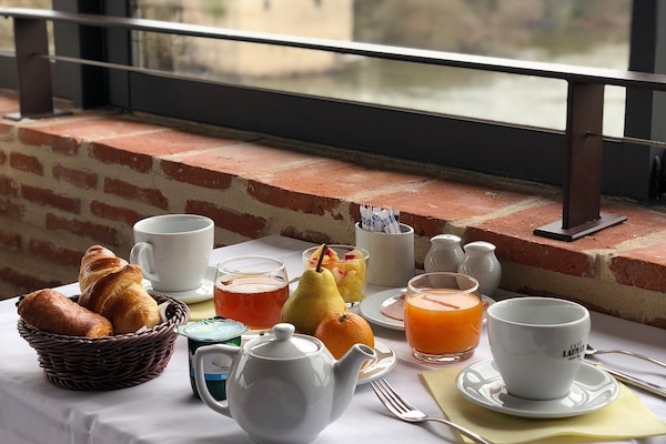 Daily buffet breakfast for a fee