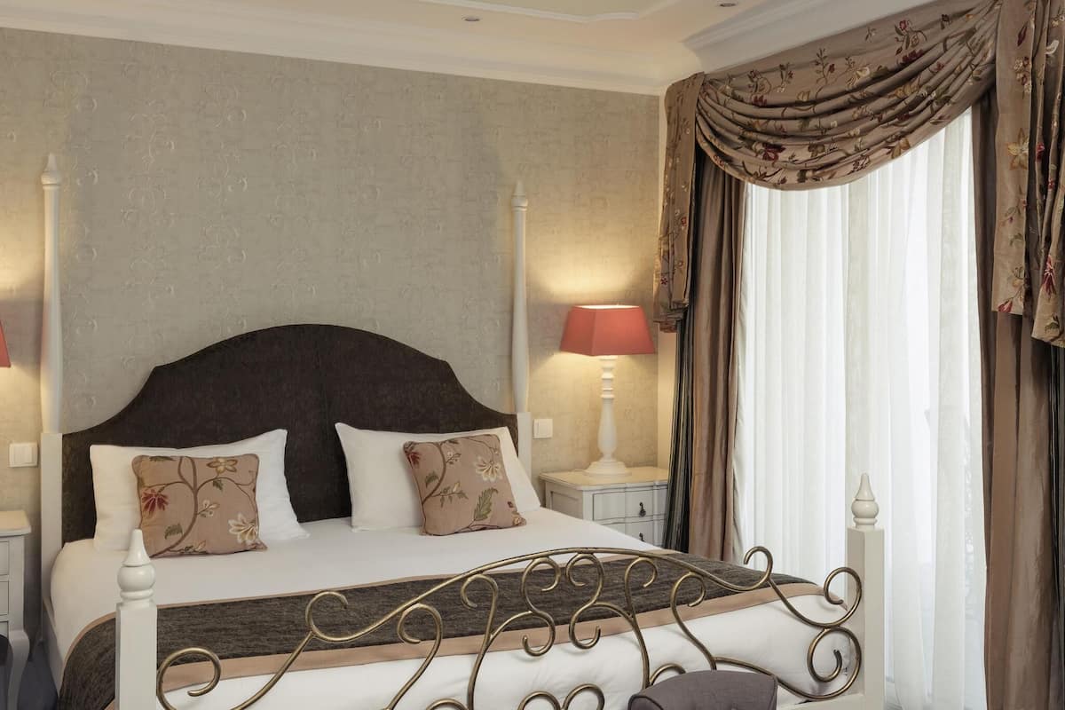 Classic Room, 1 Double Bed, Terrace | Minibar, in-room safe, individually decorated, individually furnished