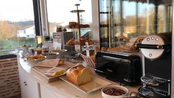 Daily buffet breakfast (EUR 15.50 per person)