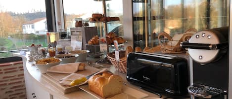 Daily buffet breakfast (EUR 15.50 per person)